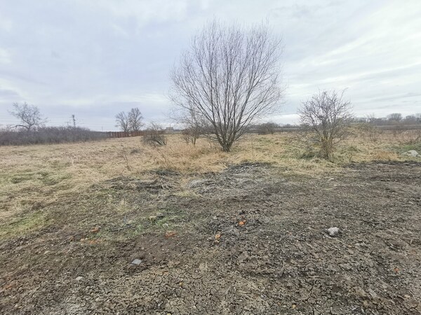 Ponúkame na predaj stavebný pozemok v Úľanoch nad Žitavou