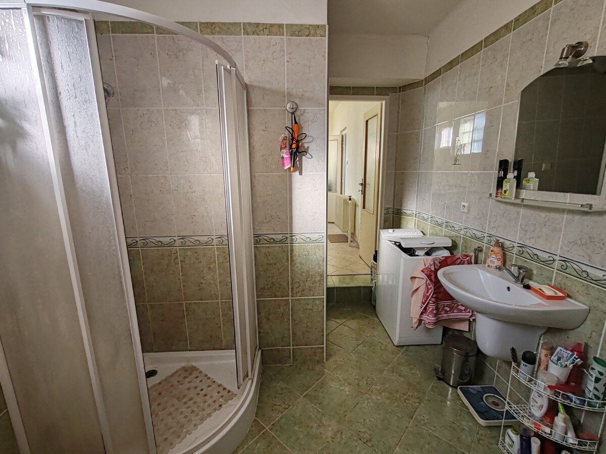 Na predaj slušný 5 izbový rodinný dom v obci Bruty s pozemkom 2425m2 — foto 11