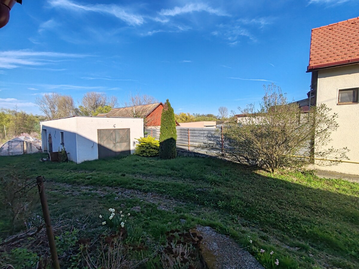 Na predaj slušný 5 izbový rodinný dom v obci Bruty s pozemkom 2425m2 — foto 3
