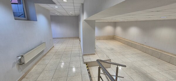 Na prenájom obchodný priestor 72m2 Nové Zámky- suterén