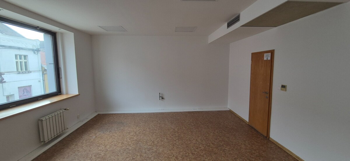 Na prenájom VOĽNÉ kancel. priestory 28-60 m2 - Nové Zámky — foto 2