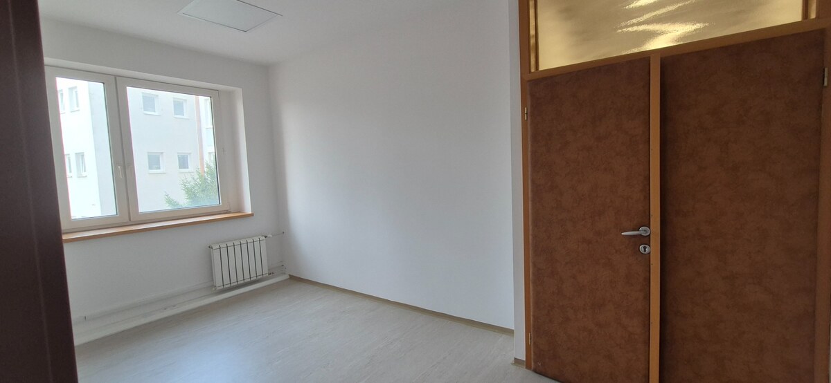 Na prenájom VOĽNÉ kancel. priestory 28-60 m2 - Nové Zámky — foto 3