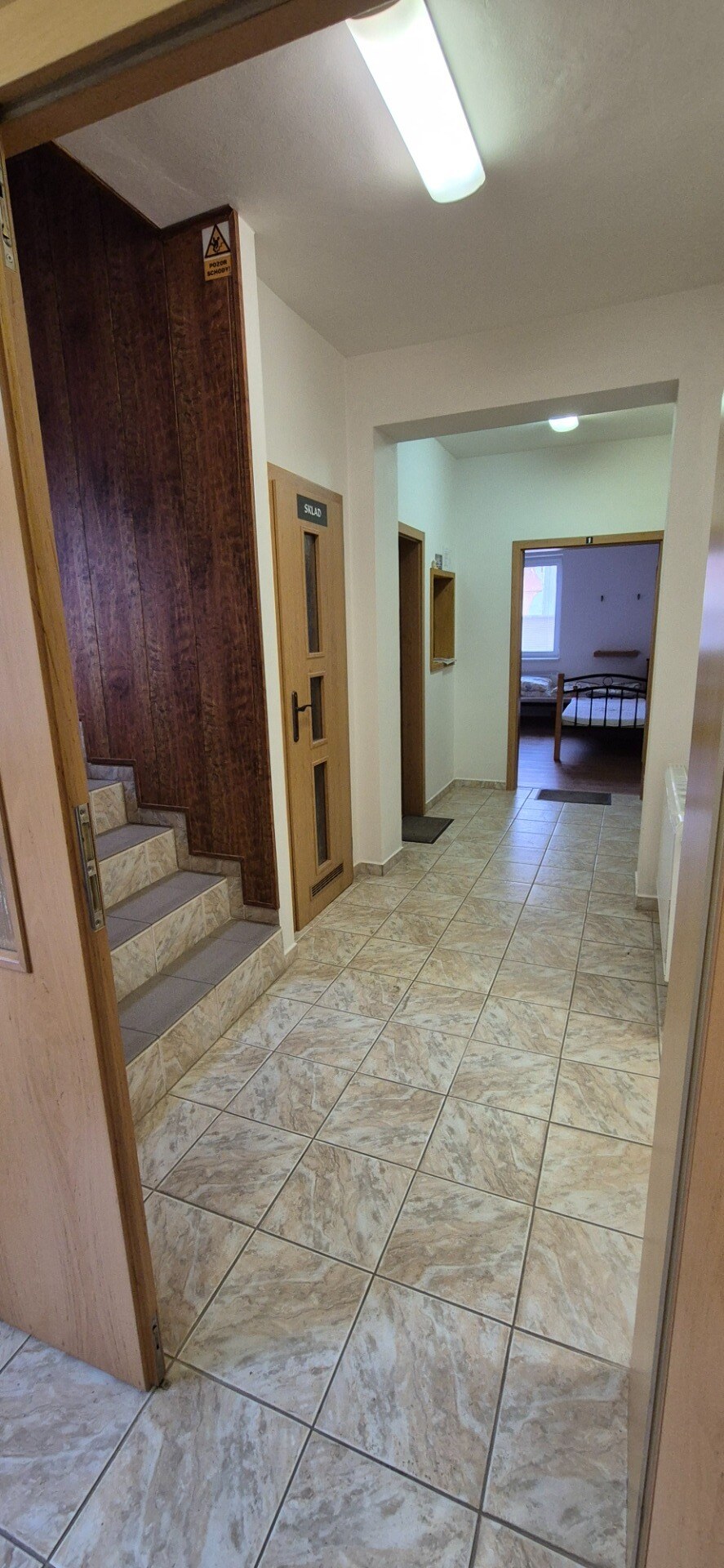 NA PREDAJ zariadený 8 izbový PENZIÓN pre 24 osôb ŠTÚROVO - Nána ***TOP — foto 14
