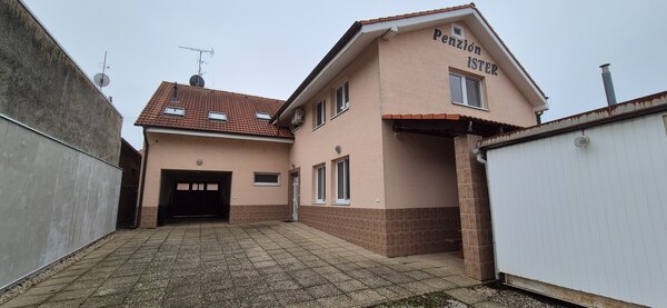 NA PREDAJ zariadený 8 izbový PENZIÓN pre 24 osôb ŠTÚROVO - Nána ***TOP