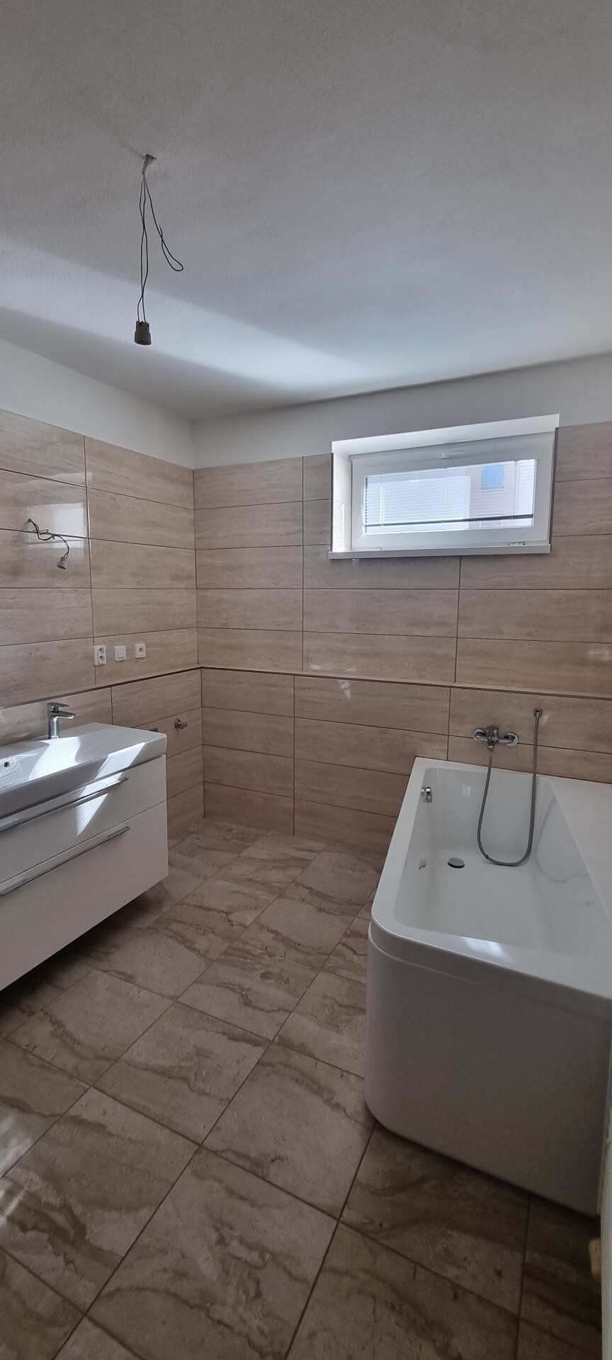 Na prenájom veľmi pekný a priestranný 3 izbový byt v Nových Zámkoch — foto 7