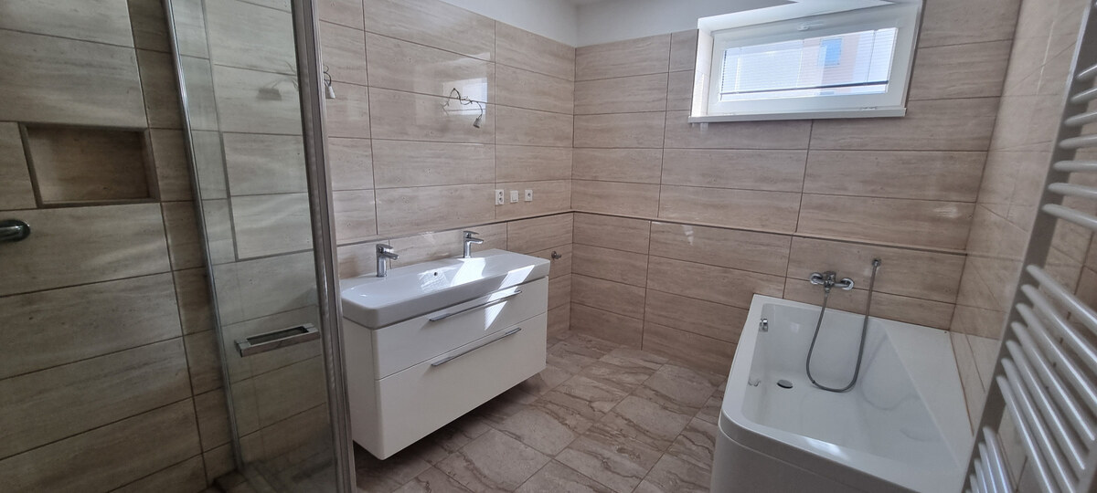 Na prenájom veľmi pekný a priestranný 3 izbový byt v Nových Zámkoch — foto 8