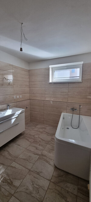 Na prenájom veľmi pekný a priestranný 3 izbový byt v Nových Zámkoch — foto 7