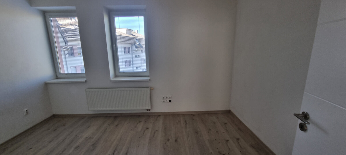 Na prenájom veľmi pekný a priestranný 3 izbový byt v Nových Zámkoch — foto 3