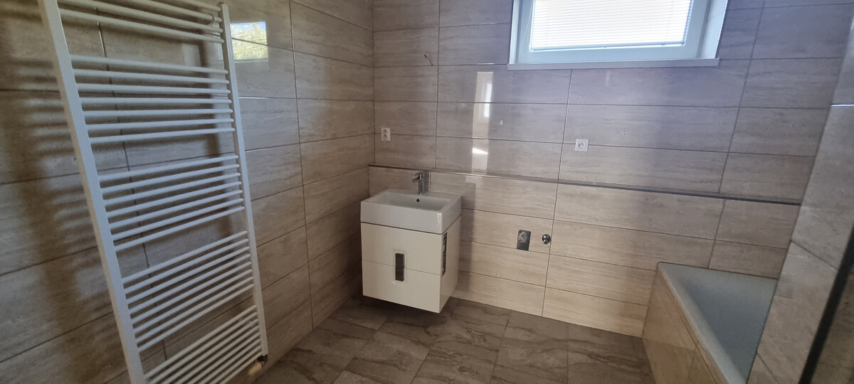 Na prenájom veľmi pekný a priestranný 3 izbový byt v Nových Zámkoch — foto 6