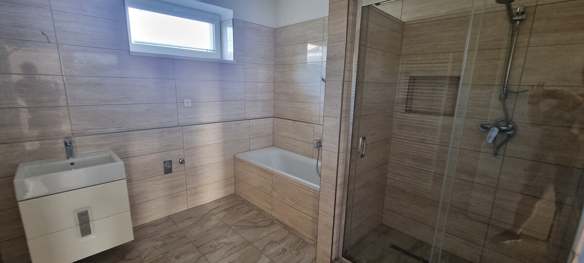 Na prenájom veľmi pekný a priestranný 3 izbový byt v Nových Zámkoch — foto 7