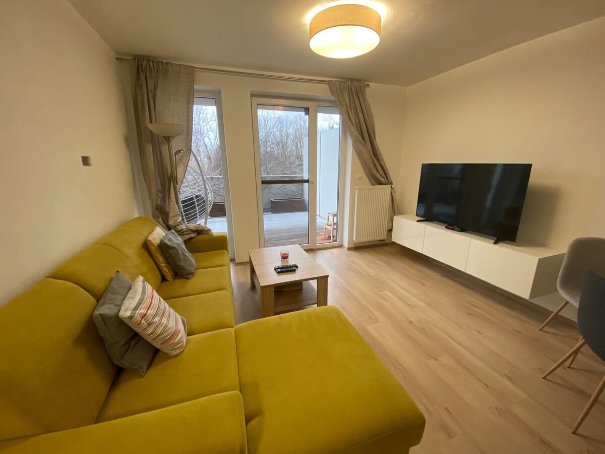 Prenájom 2 izbový byt s terasou v Mlynskej doline — foto 2