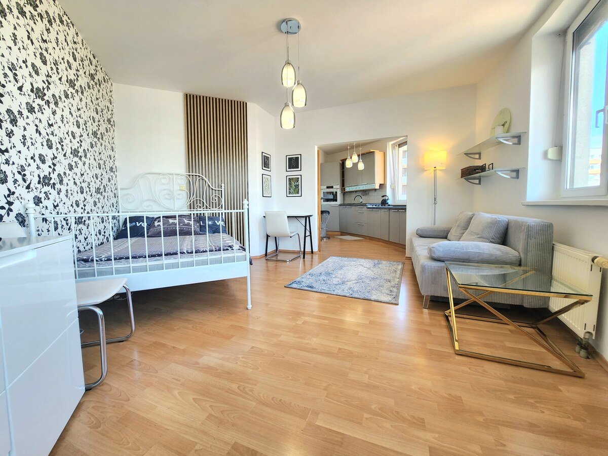 NA PRENÁJOM MODERNÝ 1 IZBOVÝ BYT - 43M2- CIKKEROVA UL.