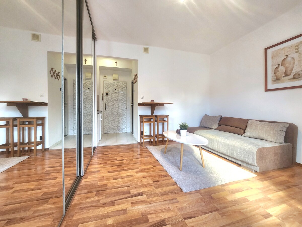 SLNEČNÁ GARZÓNKA - 21M2 - PALÁRIKOVA ULICA - STARÉ MESTO