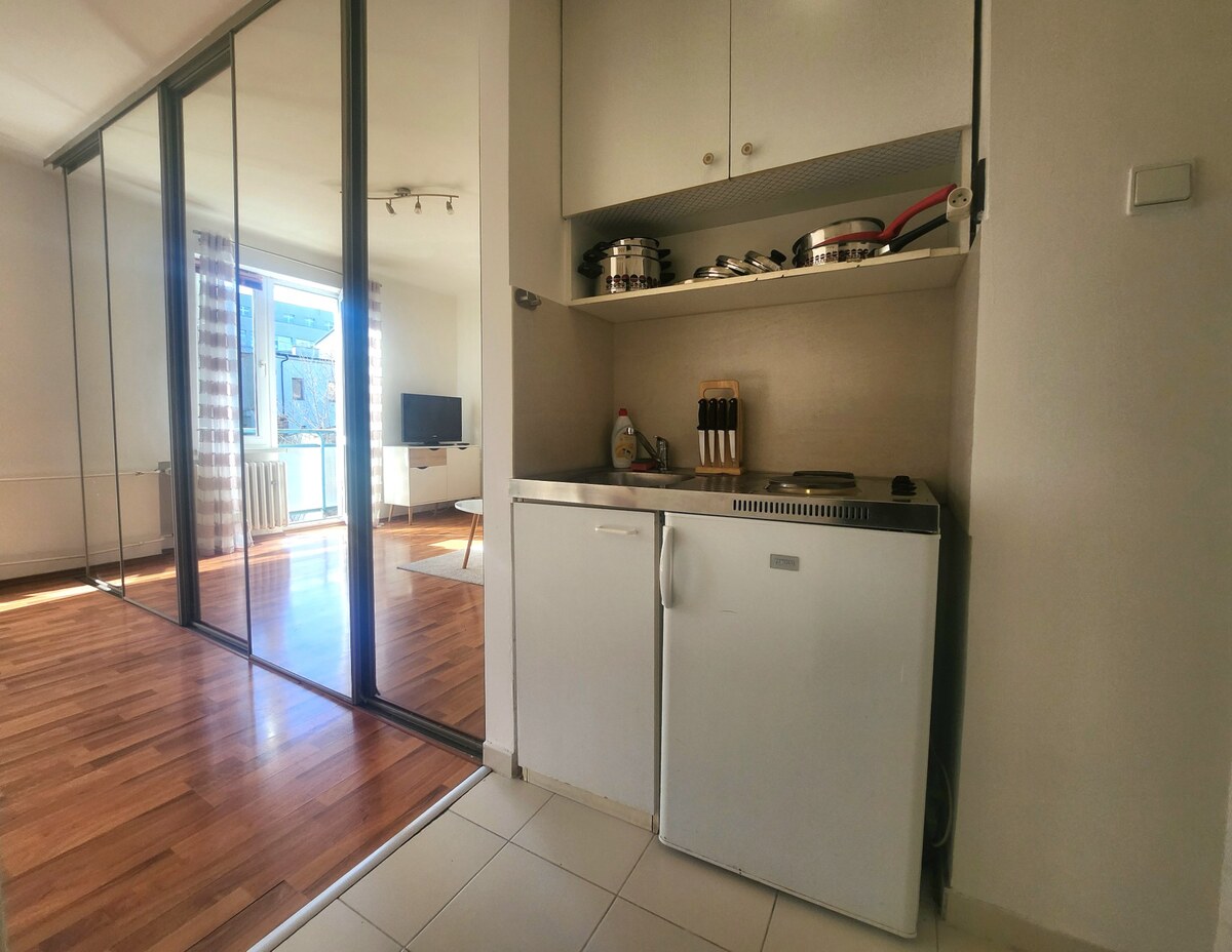 SLNEČNÁ GARZÓNKA - 21M2 - PALÁRIKOVA ULICA - STARÉ MESTO — foto 3