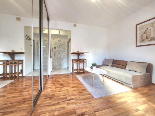 SLNEČNÁ GARZÓNKA - 21M2 - PALÁRIKOVA ULICA - STARÉ MESTO