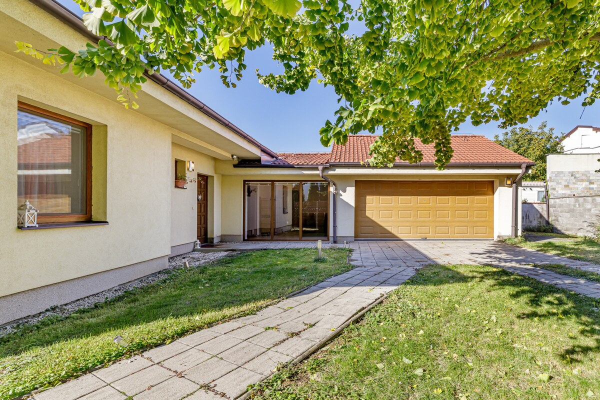 Rodinný dom s dvojgarážou a vírivkou – Podunajské Biskupice — foto 16