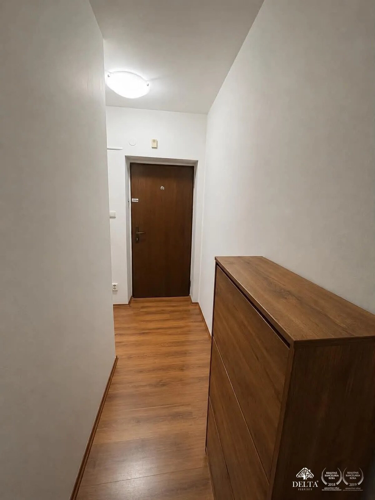 Dlhodobý prenájom: Čiastočne zariadený 2-izbový tehlový byt v centre (BD Solisko) — foto 8