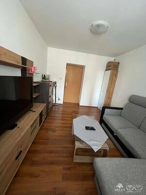 Dlhodobý prenájom: Čiastočne zariadený 2-izbový tehlový byt v centre (BD Solisko) — foto 2