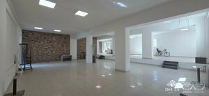 VEĽKORYSÝ KOMERČNÝ PRIESTOR NA PRENÁJOM – CENTRUM POPRADU — foto 1