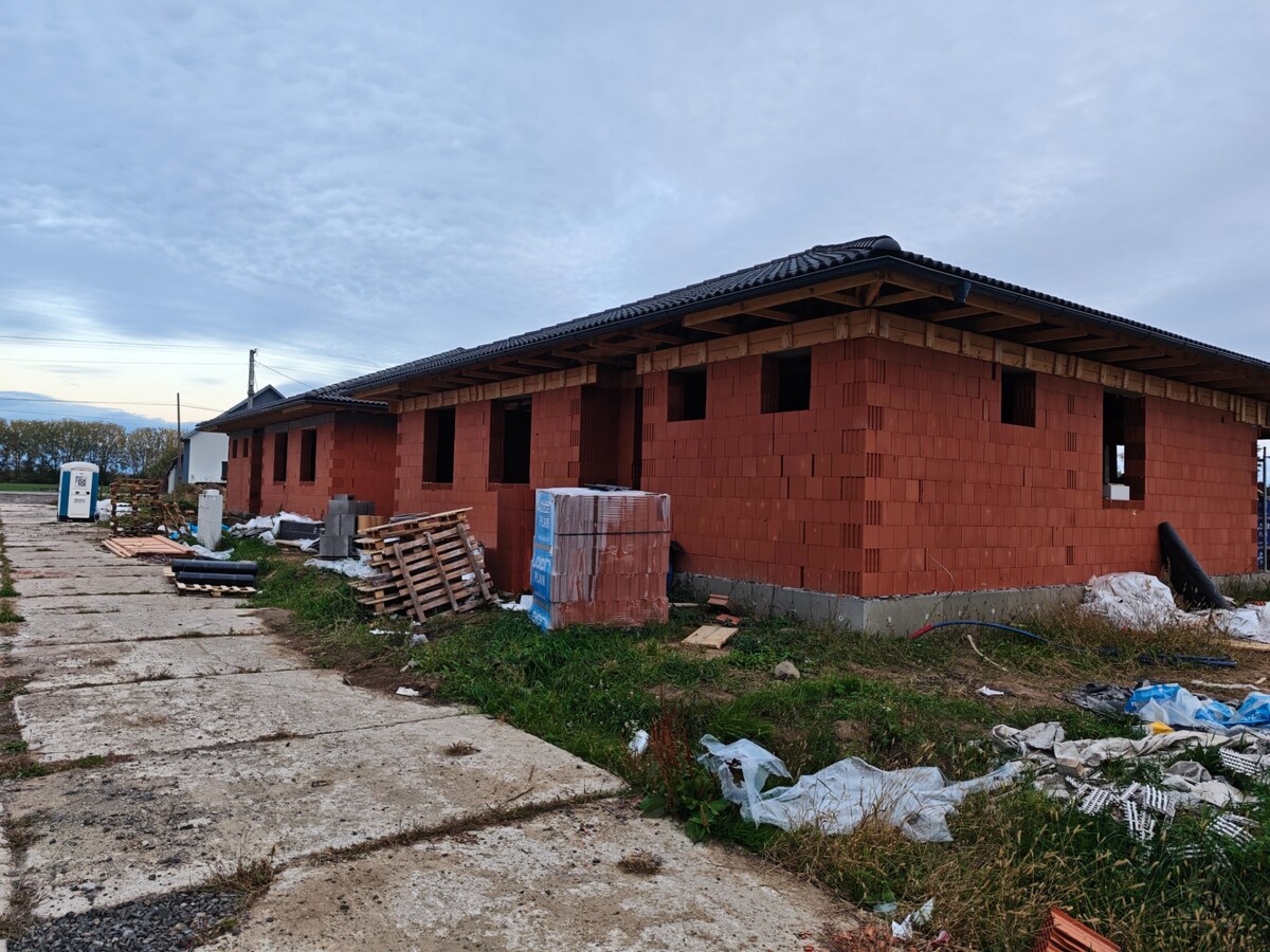 Posledný voľný bungalov na novej ulici – obec Hnojné — foto 17