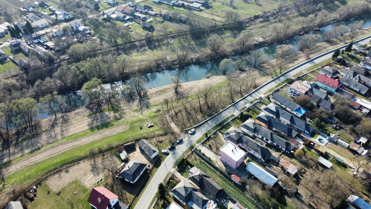 Stavebný pozemok pri rieke Uh v obci Lekárovce