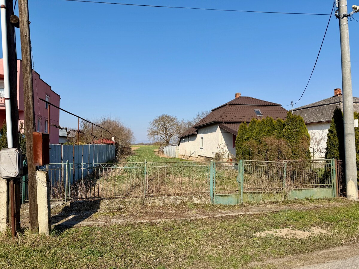 Stavebný pozemok pri rieke Uh v obci Lekárovce — foto 2