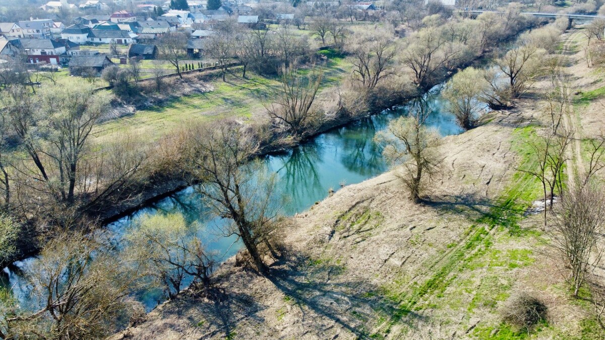 Stavebný pozemok pri rieke Uh v obci Lekárovce — foto 8