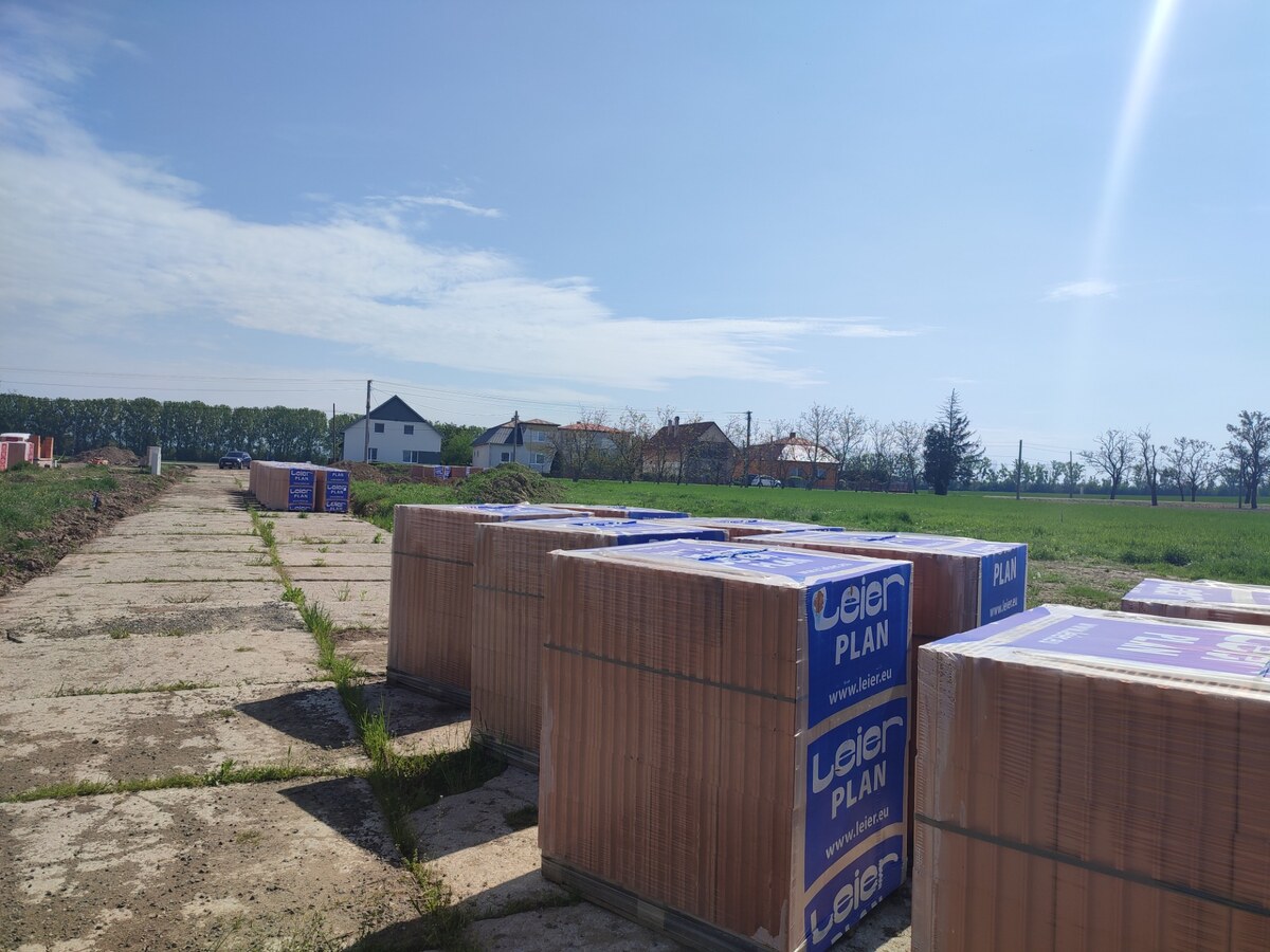 Predaj 3 pozemkov na stavbu domu v obci Hnojné — foto 2