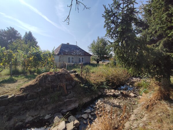 Predaj malý pozemok so starým domčekom v Porube Pod Vihorlatom