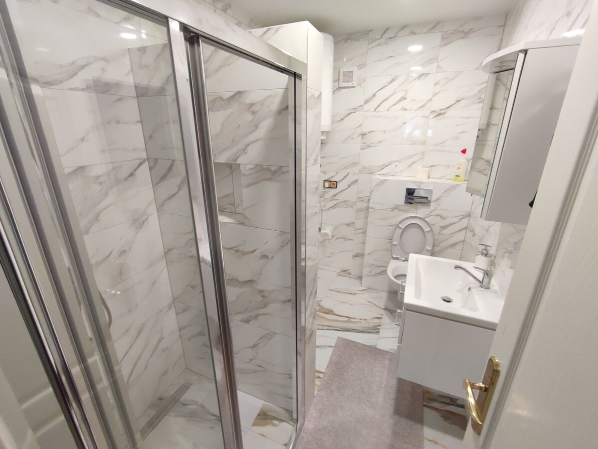 Prenájom 4 izbový podkrovný byt v centre mesta. — foto 6