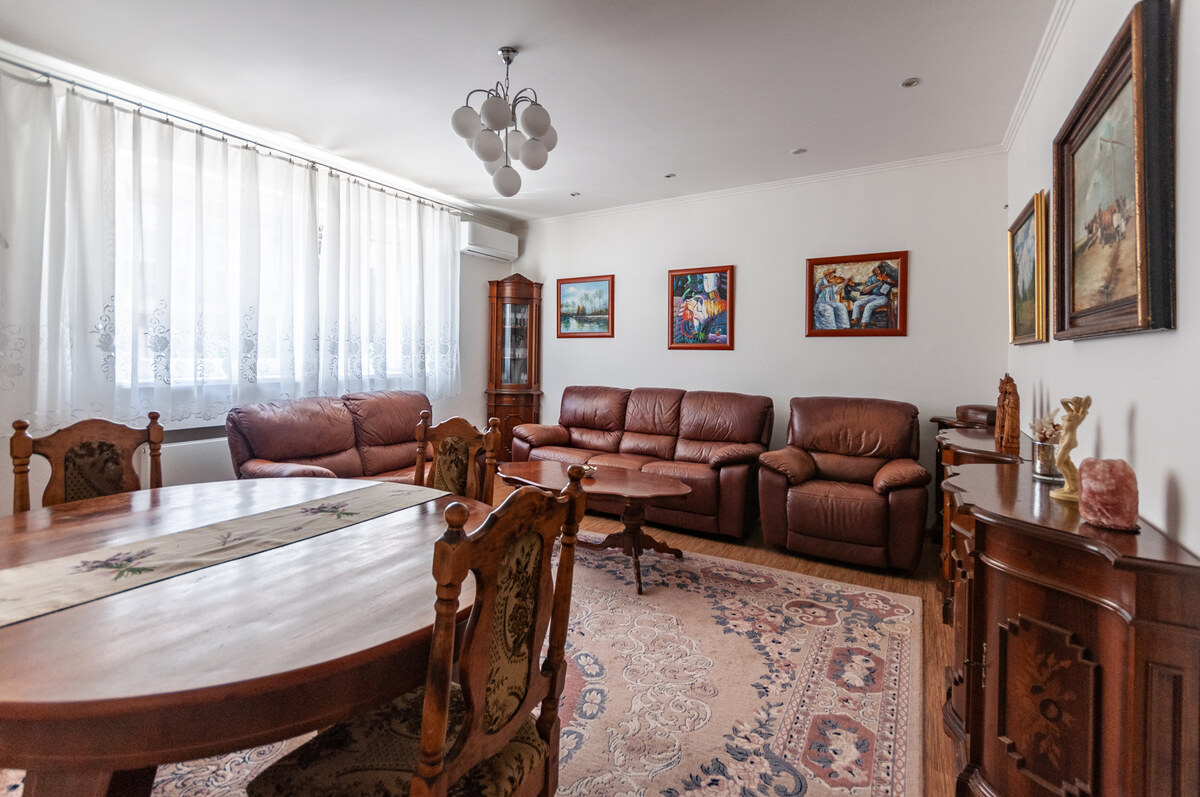 Priestranný rodinný dom s veľkým pozemkom v Nových Zámkoch — foto 12