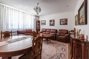 Priestranný rodinný dom s veľkým pozemkom v Nových Zámkoch — foto 12