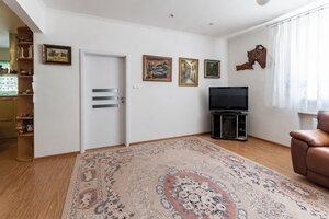 Priestranný rodinný dom s veľkým pozemkom v Nových Zámkoch — foto 13
