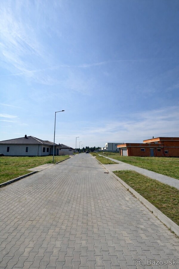 Predaj pozemku 639m2 v obci Dvory nad Žitavou pri NZ