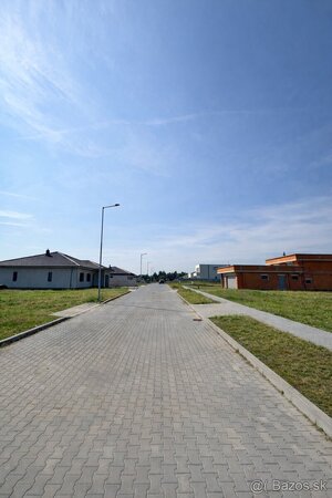 Predaj pozemku 639m2 v obci Dvory nad Žitavou pri NZ — foto 1