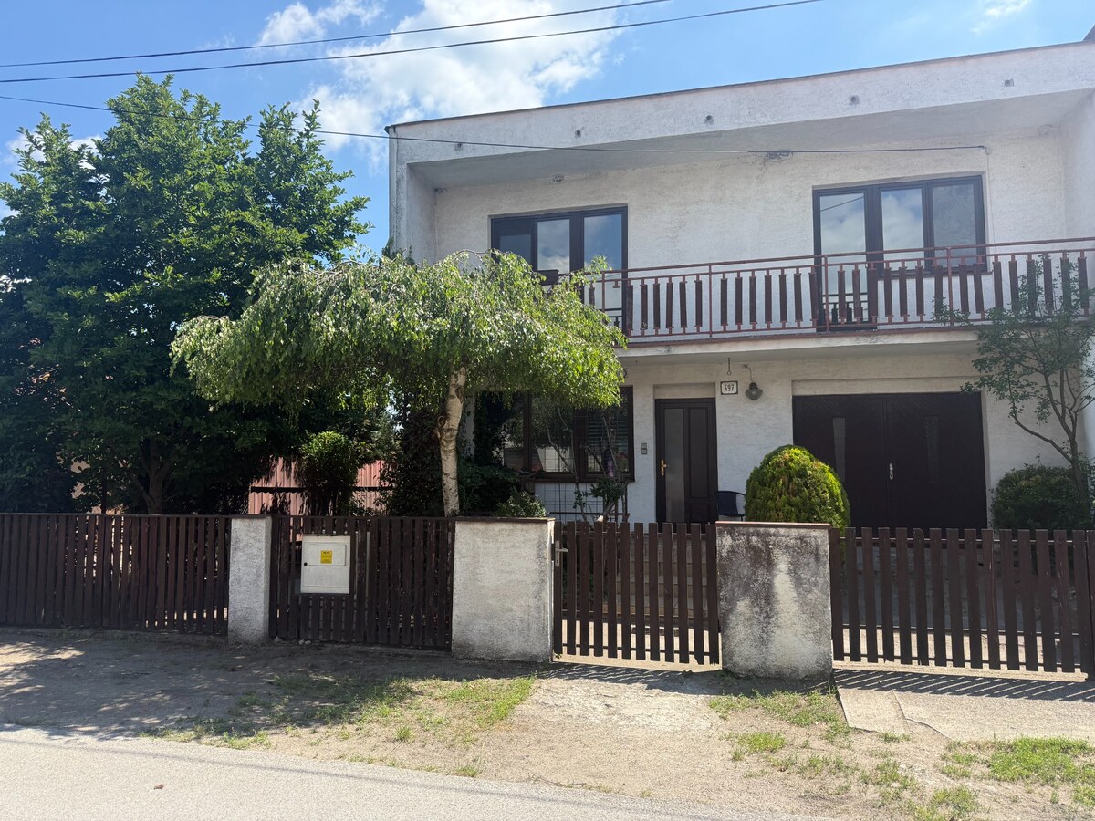 PRIESTRANNÝ 5-IZBOVÝ RODINNÝ DOM V CENTRE PLAVECKÉHO ŠTVRTKU — foto 13