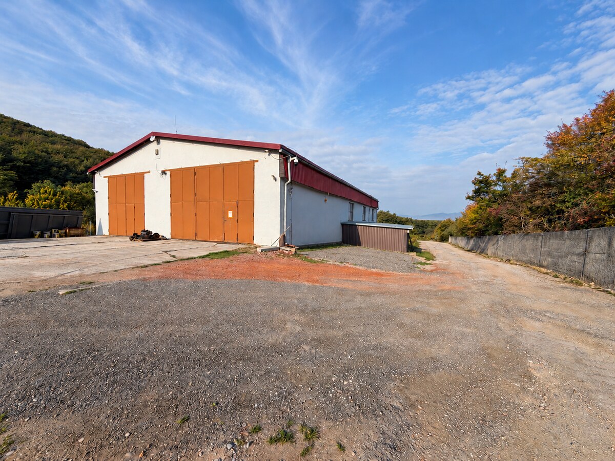 Na prenájom výrobný a skladový areál s pozemkom 8346 m2,Mníchova Lehot