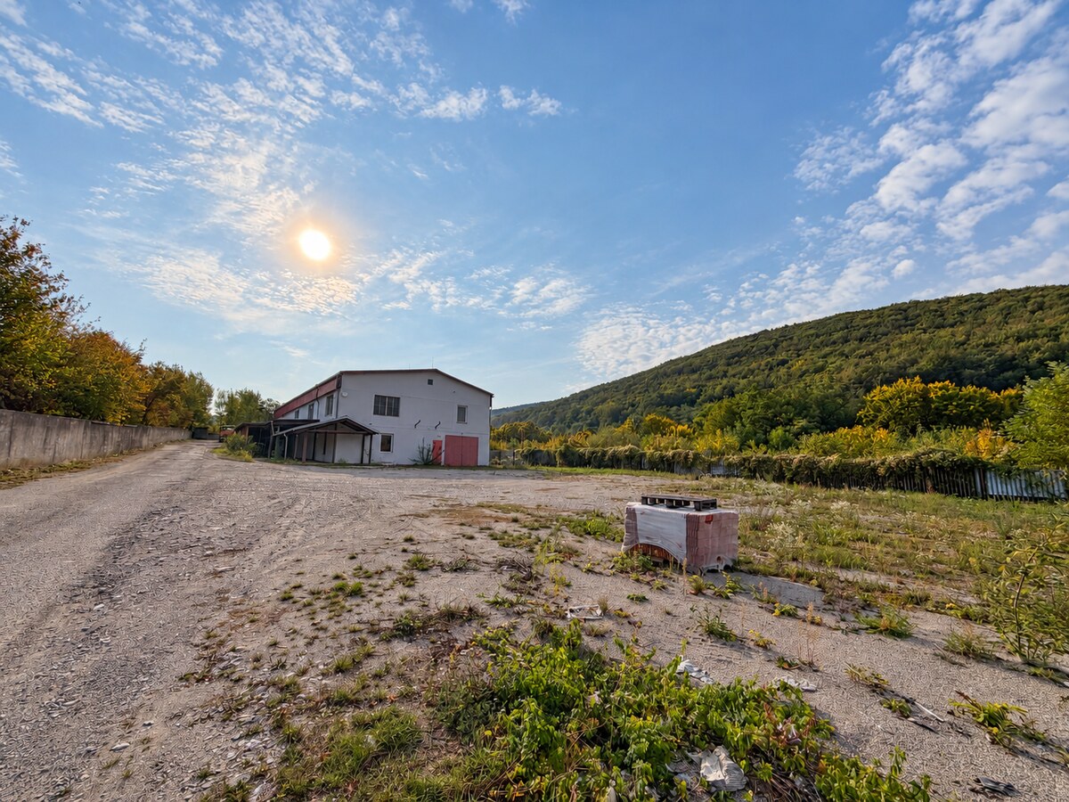 Na prenájom výrobný a skladový areál s pozemkom 8346 m2,Mníchova Lehot — foto 4