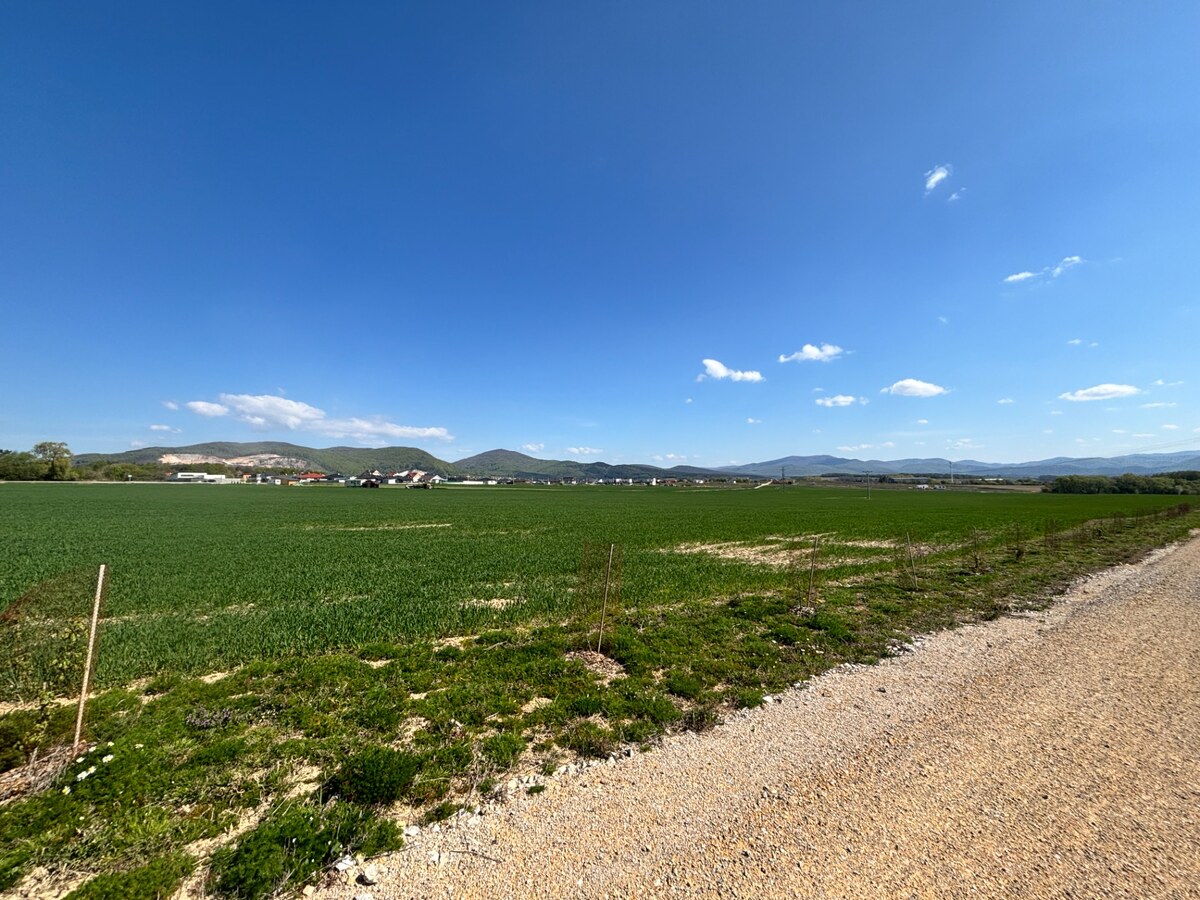 Na predaj pozemok – orná pôda, 2225 m², Trenčianske Jastrabie