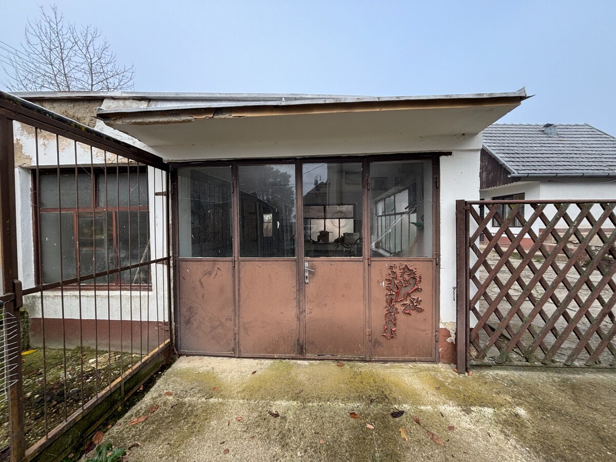 Na predaj rodinný dom s hospodárskymi budovami, Adamovské Kochanovce — foto 35