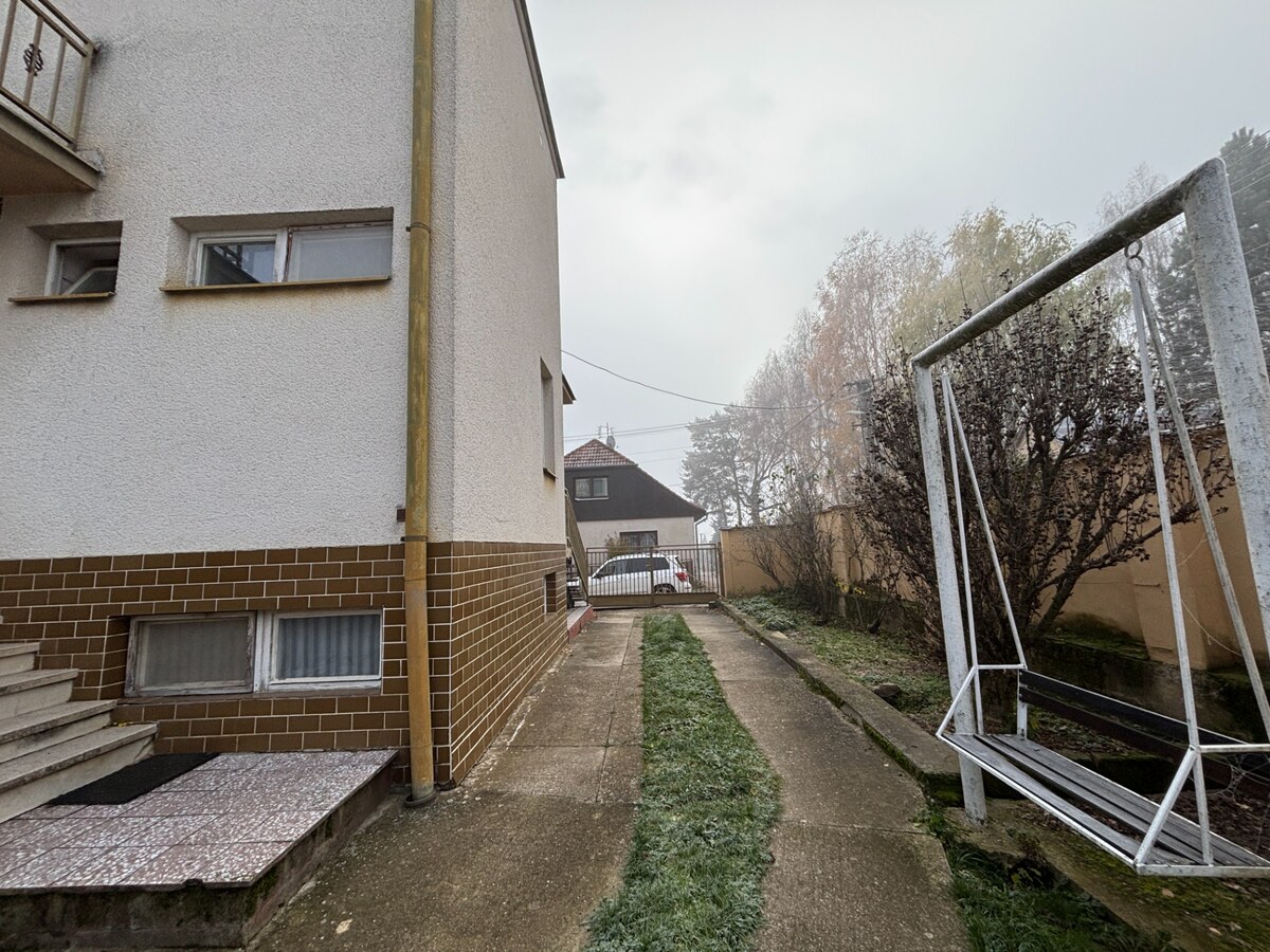Na predaj rodinný dom s hospodárskymi budovami, Adamovské Kochanovce — foto 37