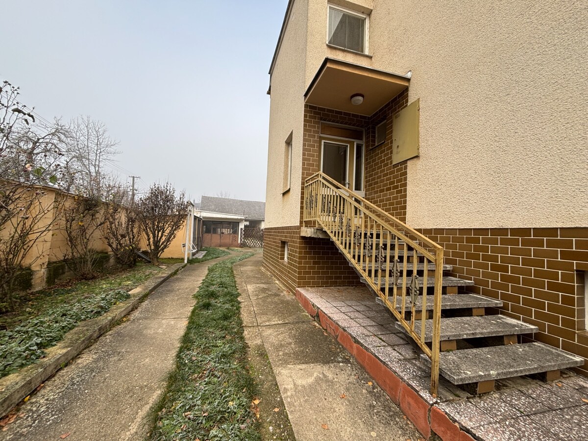 Na predaj rodinný dom s hospodárskymi budovami, Adamovské Kochanovce — foto 38