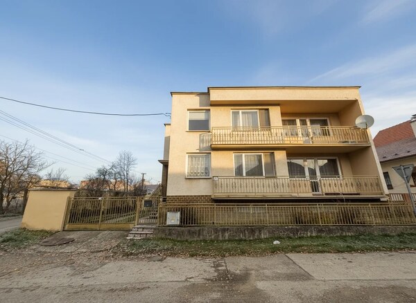 Na predaj rodinný dom s hospodárskymi budovami, Adamovské Kochanovce