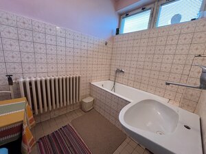 Na predaj rodinný dom s hospodárskymi budovami, Adamovské Kochanovce — foto 15