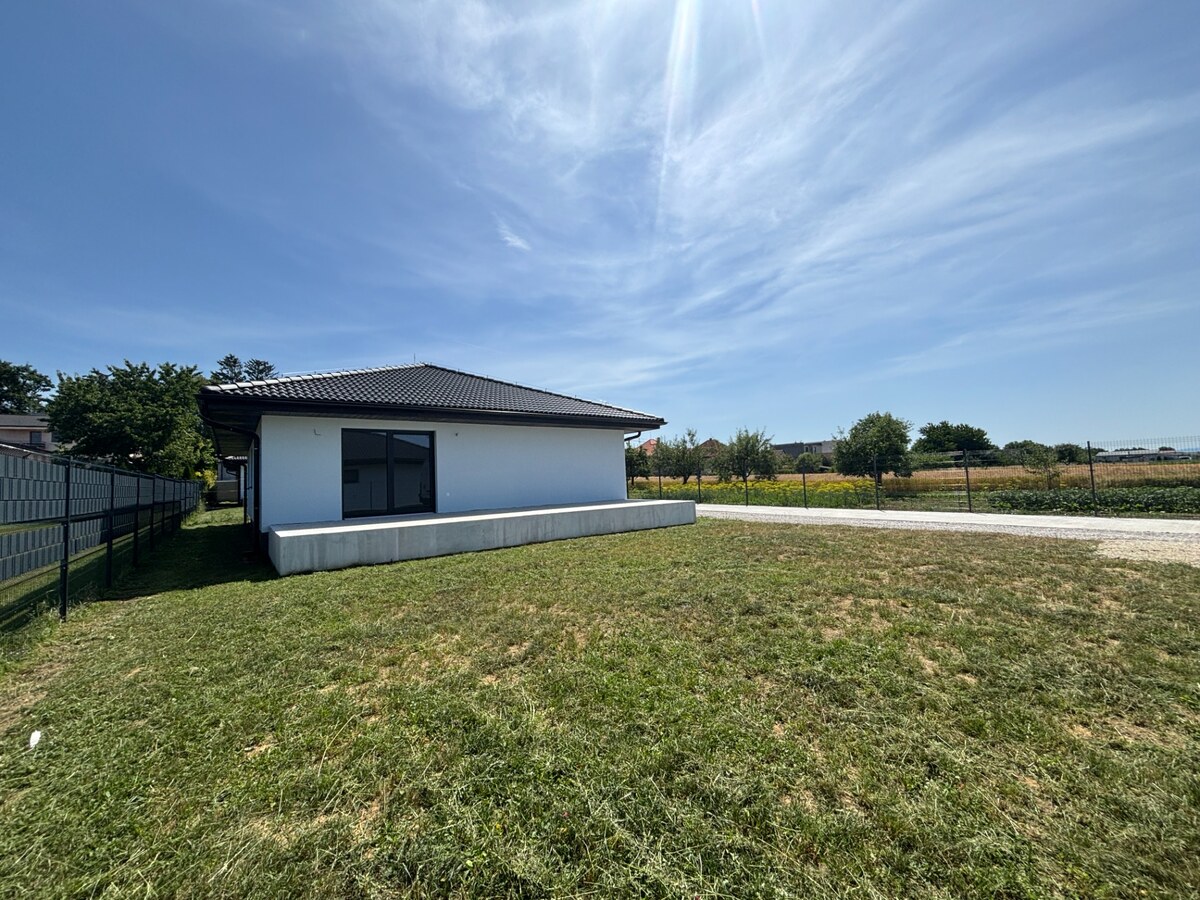 Na predaj novostavba – moderný bungalov v obci Podlužany — foto 14