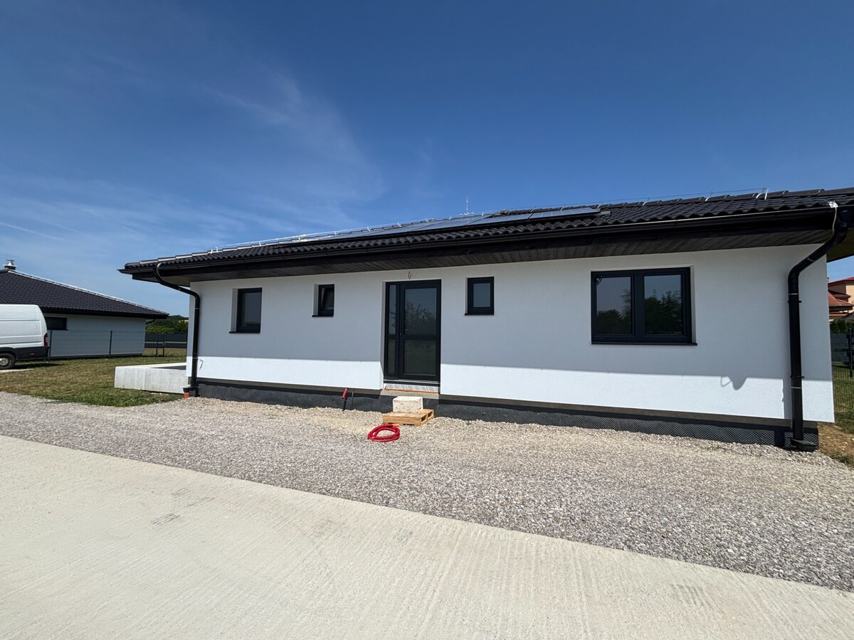 Na predaj novostavba – moderný bungalov v obci Podlužany — foto 16