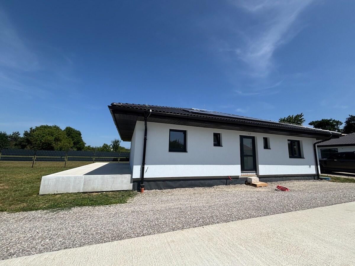 Na predaj novostavba – moderný bungalov v obci Podlužany — foto 3