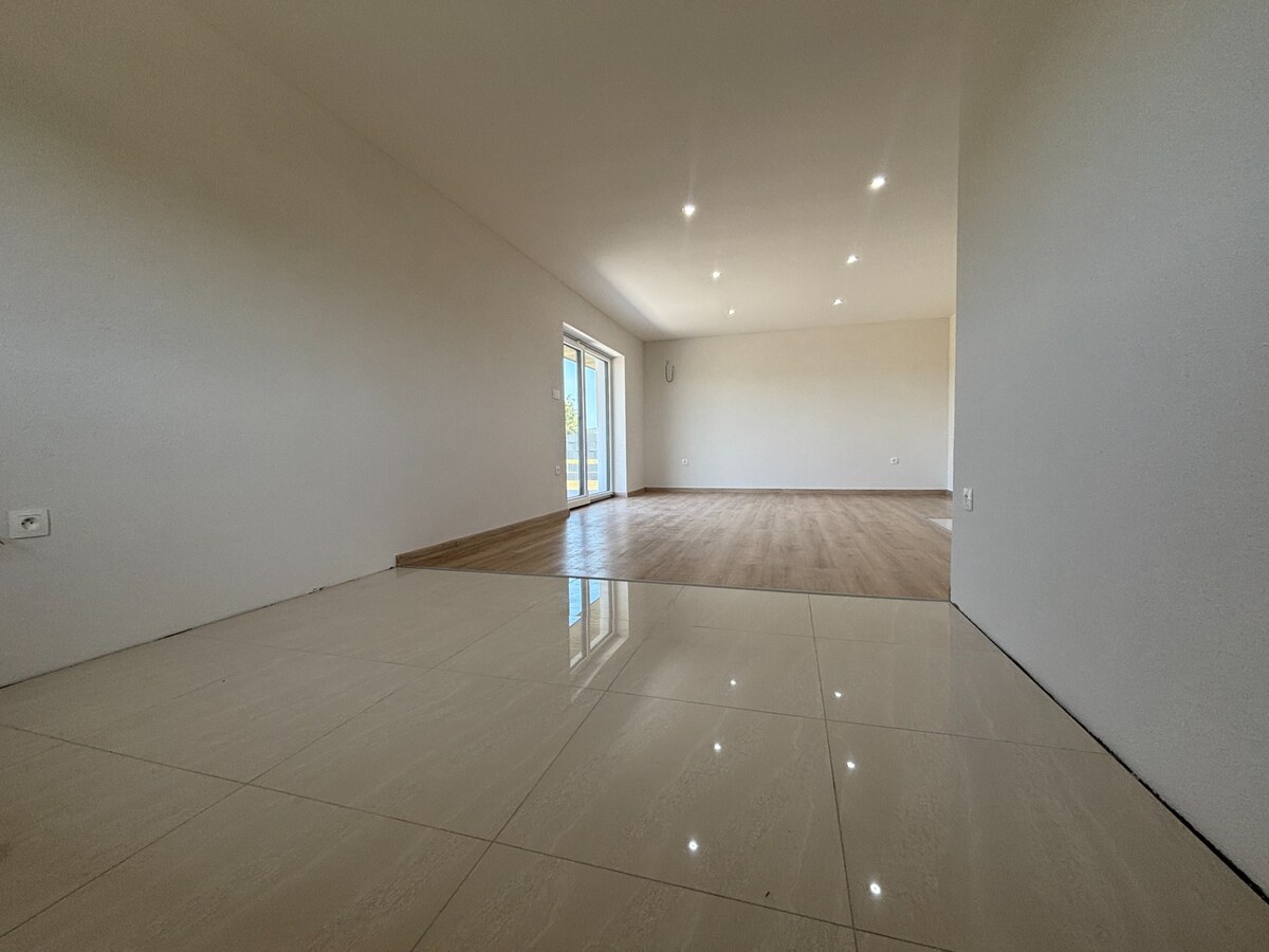Na predaj novostavba – moderný bungalov v obci Podlužany — foto 6