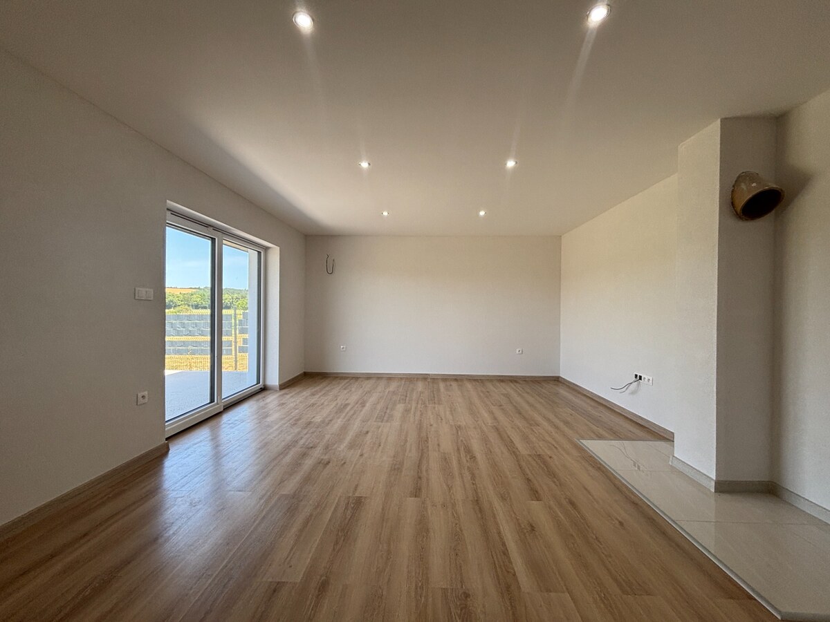 Na predaj novostavba – moderný bungalov v obci Podlužany — foto 7