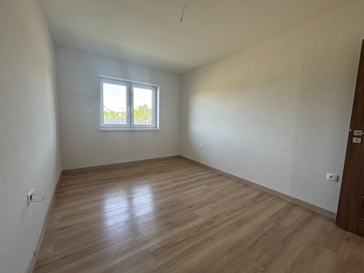 Na predaj novostavba – moderný bungalov v obci Podlužany — foto 8